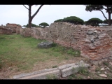 04722 ostia - regio i - insula xvi - caseggiato (i,xvi,1) - westseite - 3. raum von norden - bar - suedwand - 09-2023.jpg